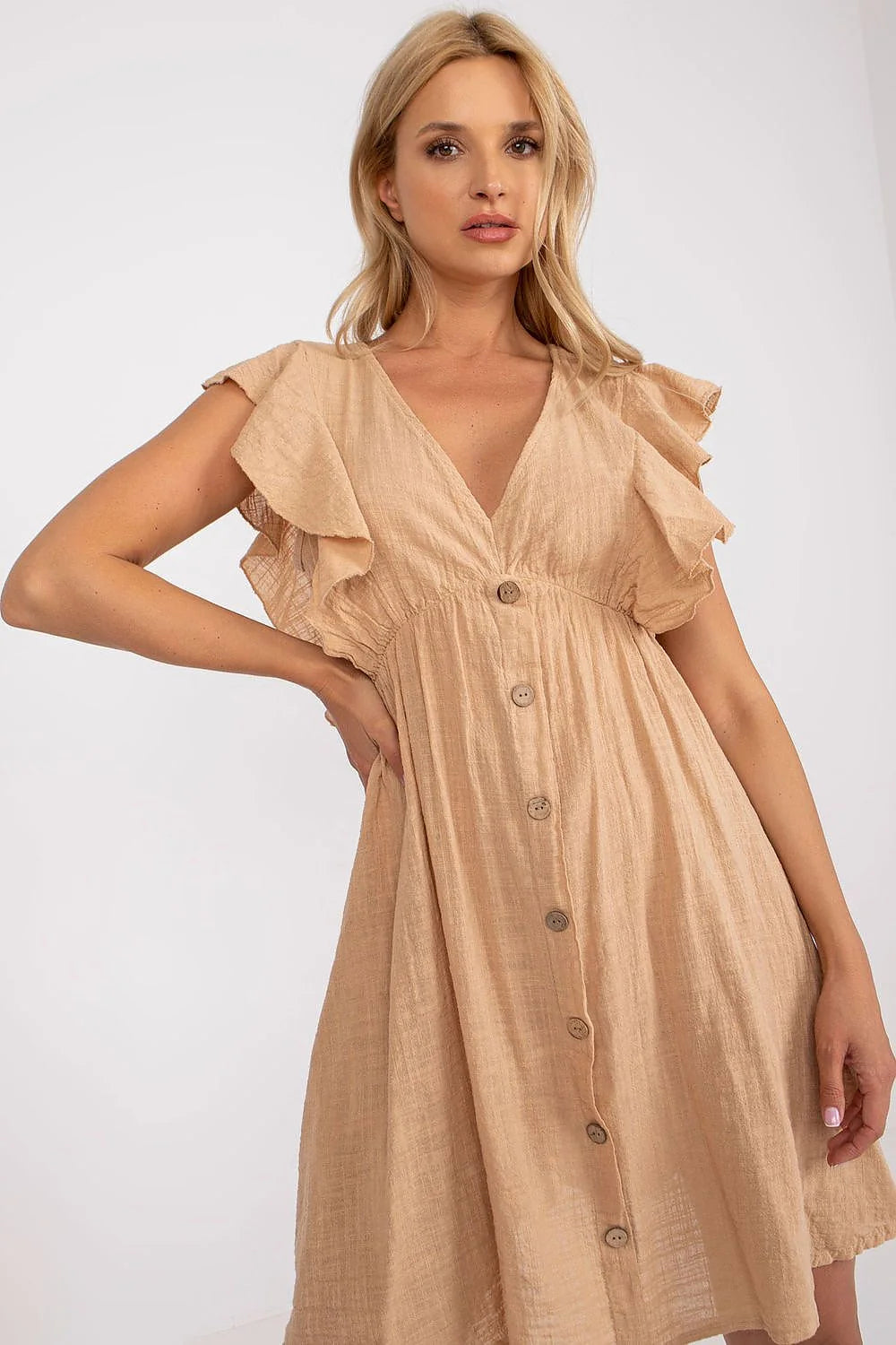Robe d'été féminine design raffiné coupe évasée manches volants décolleté en V couleur beige matériau coton lin texture gaufrée finitions soignées taille haute ajustable