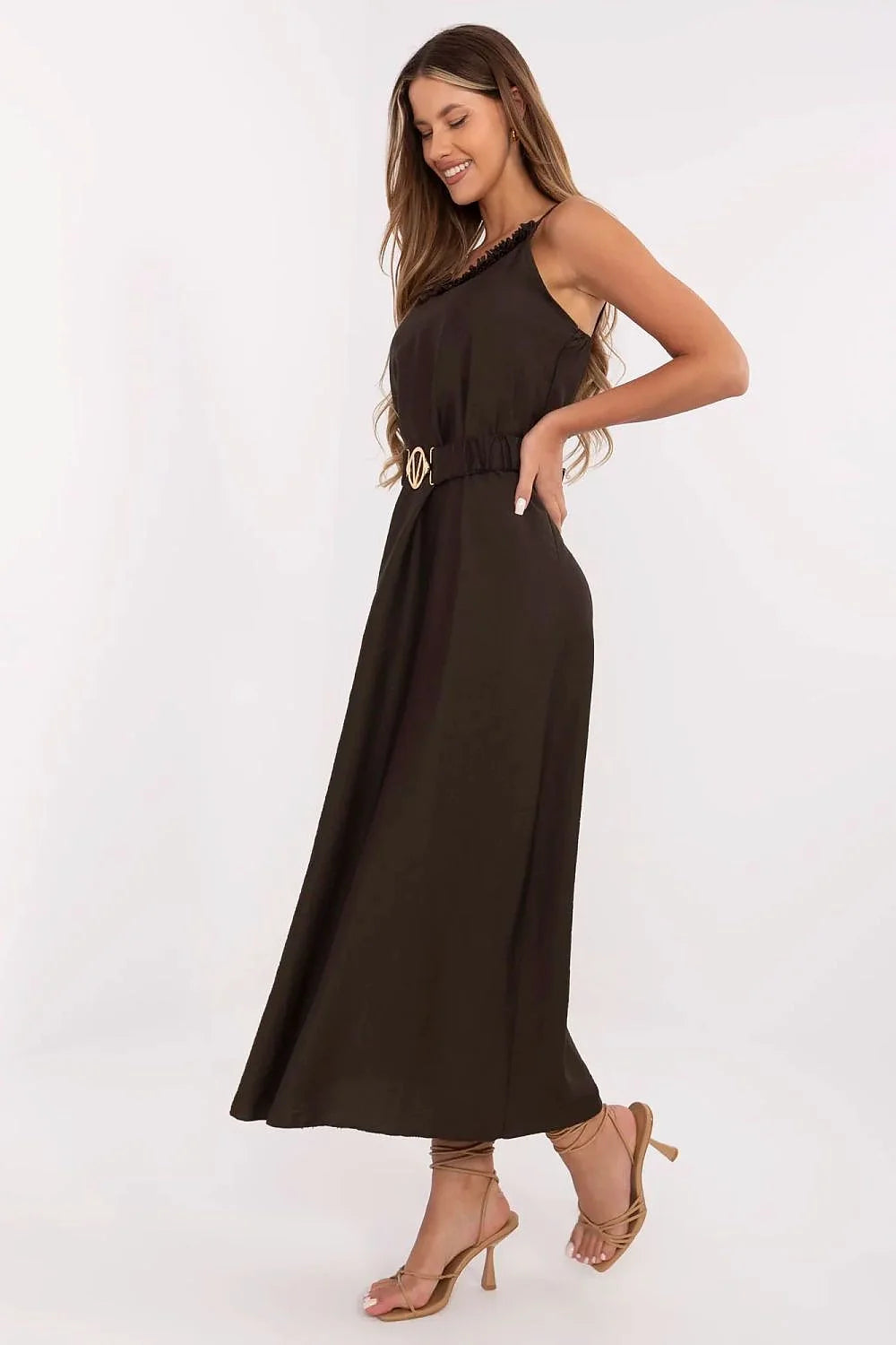 Robe de jour Italy Moda élégante couleur marron foncé col droit volants bretelles spaghetti ceinture dorée silhouette A-line longueur maxi femme