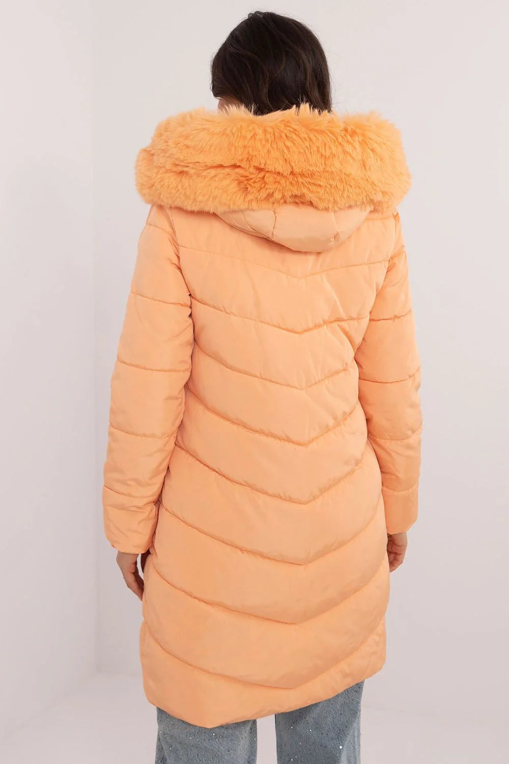 Manteau d'hiver pour femme design contemporain couleur orange pêche matelassé capuche fourrure synthétique fermeture éclair New York