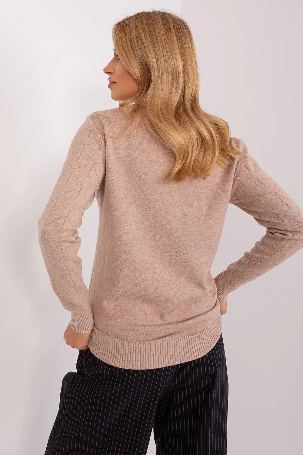 Chandail pour femme en coton mélange beige motif géométrique manches longues encolure ronde finitions côtelées