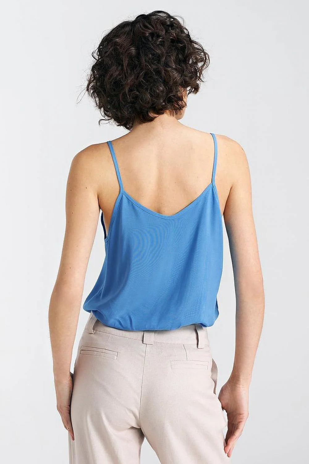 Débardeur à bretelles fines en viscose douce, couleur bleu clair, coupe ajustée, style minimaliste et moderne pour femmes