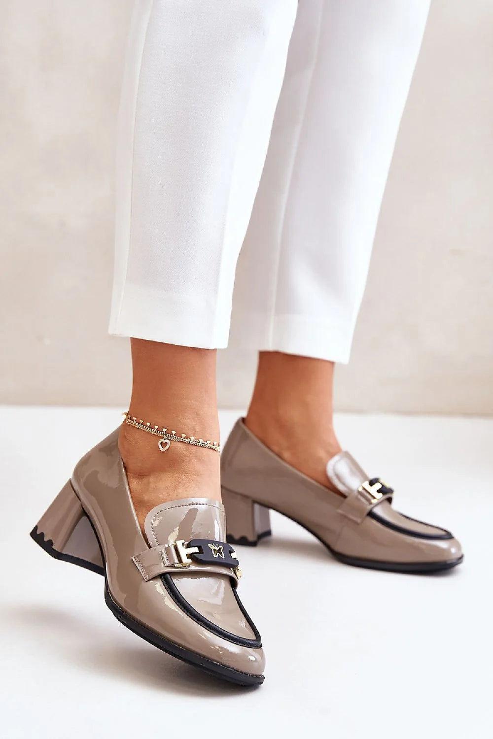 mocassins loafers verni taupe gris beige similicuir talon carré mihauteur semelle noire bride boucle plaque dorée élégantes confortables
