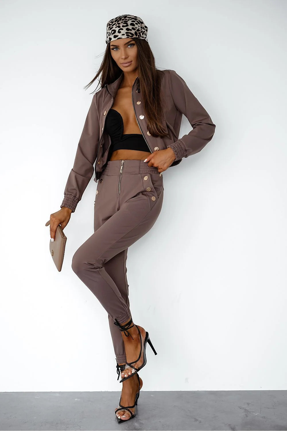 Ensemble féminin taupe La Balancia style utilitaire coupe ajustée polyester elasthanne élastiquée fermeture métallique boutons décoratifs bandeau léopard baskets noires chic versatile