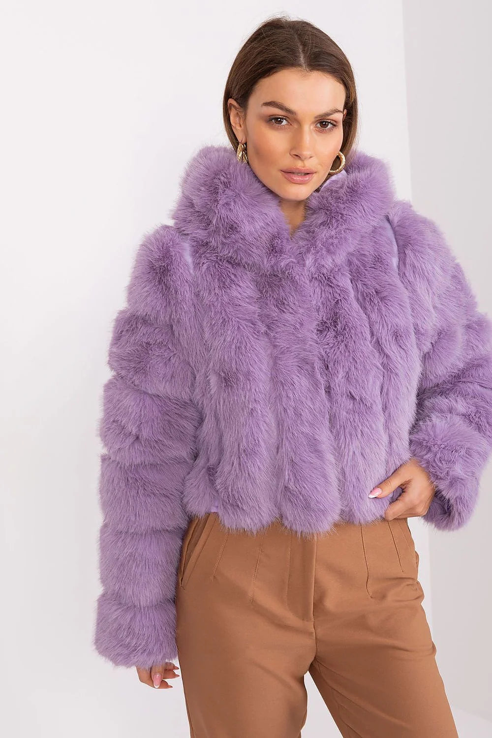 Veste pour femme en imitation fourrure couleur lavande coupe boxy col relevé capuchon automne hiver mode féminine élégance