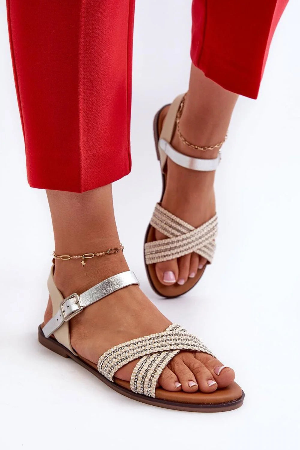 sandales élégantes femme cuir artificiel design ouvert brides croisées perles beige argentées ajustables chaîne cheville semelle rembourrée confort