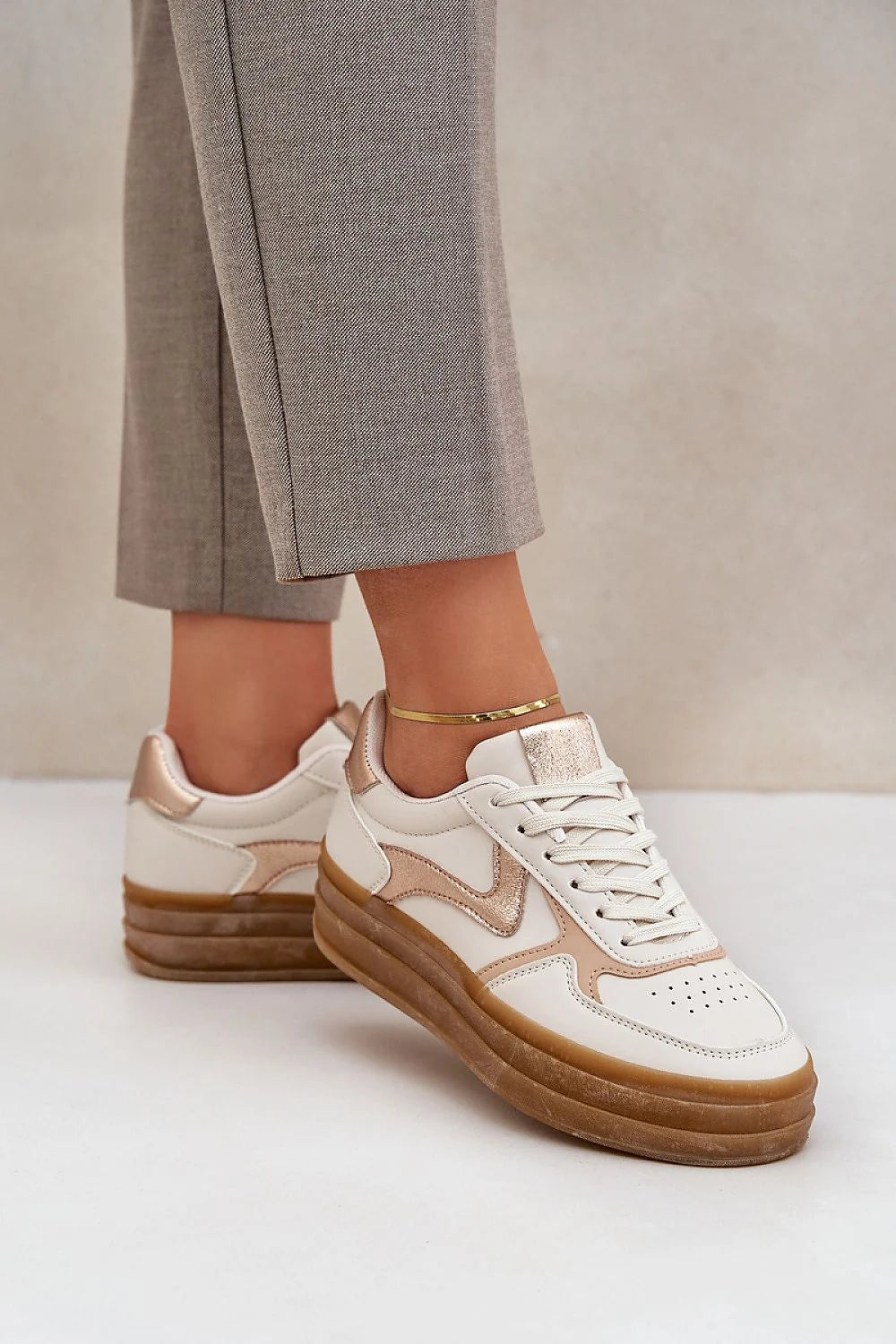 Chaussures de sport Step in style pour femme, cuir synthétique, plateforme 4 cm, style urbain, blanc crème, rose métallique, confort tout le jour, idéales pour les tenues quotidiennes