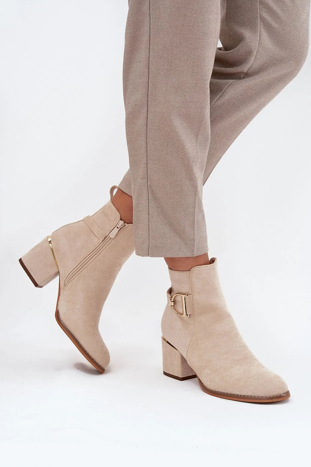 bottines cheville cuir suédé beige écologique bout amande talon bloc moyen fermeture éclair latérale boucle dorée doublure fourrure
