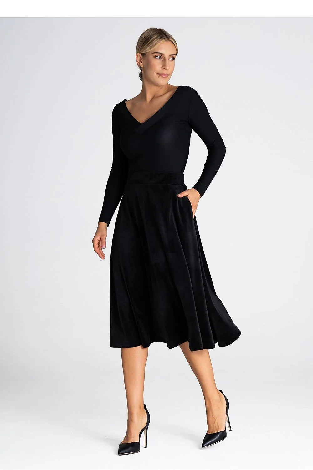 Outfit féminin élégant haut noir manches longues jupe midi ample tissu stretch velours texture luxueuse taille haute ceinture noire