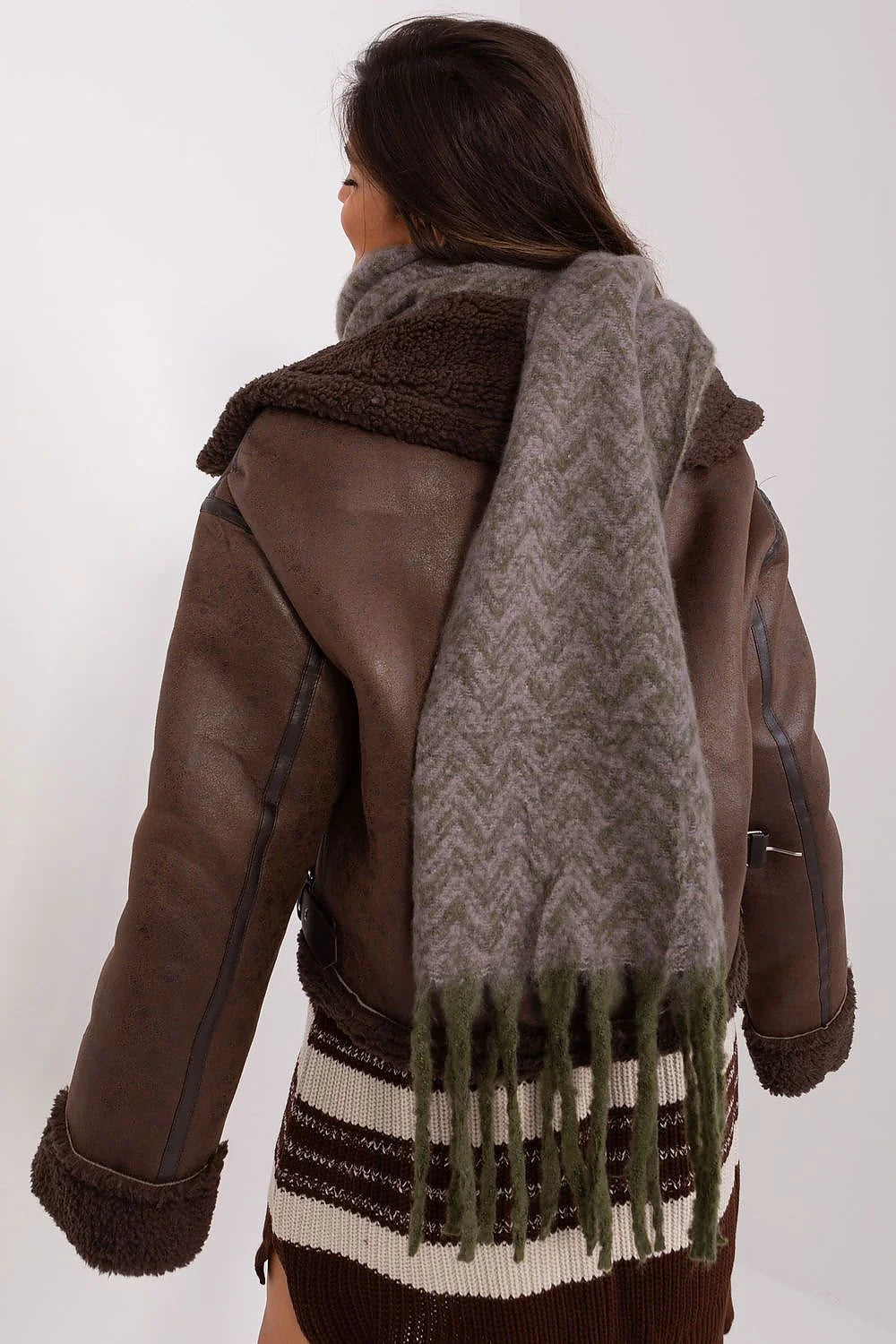 Écharpe design motifs géométriques longue franges vertes automne hiver poly résistant couleurs subtiles style moderne