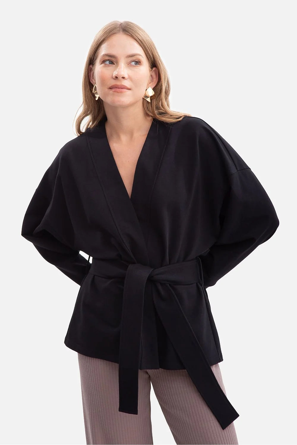 veste kimono ceinturée femme noir maille épaisse coupe ample épaules tombantes encolure V ceinture large manches longues longueur hanche confortable