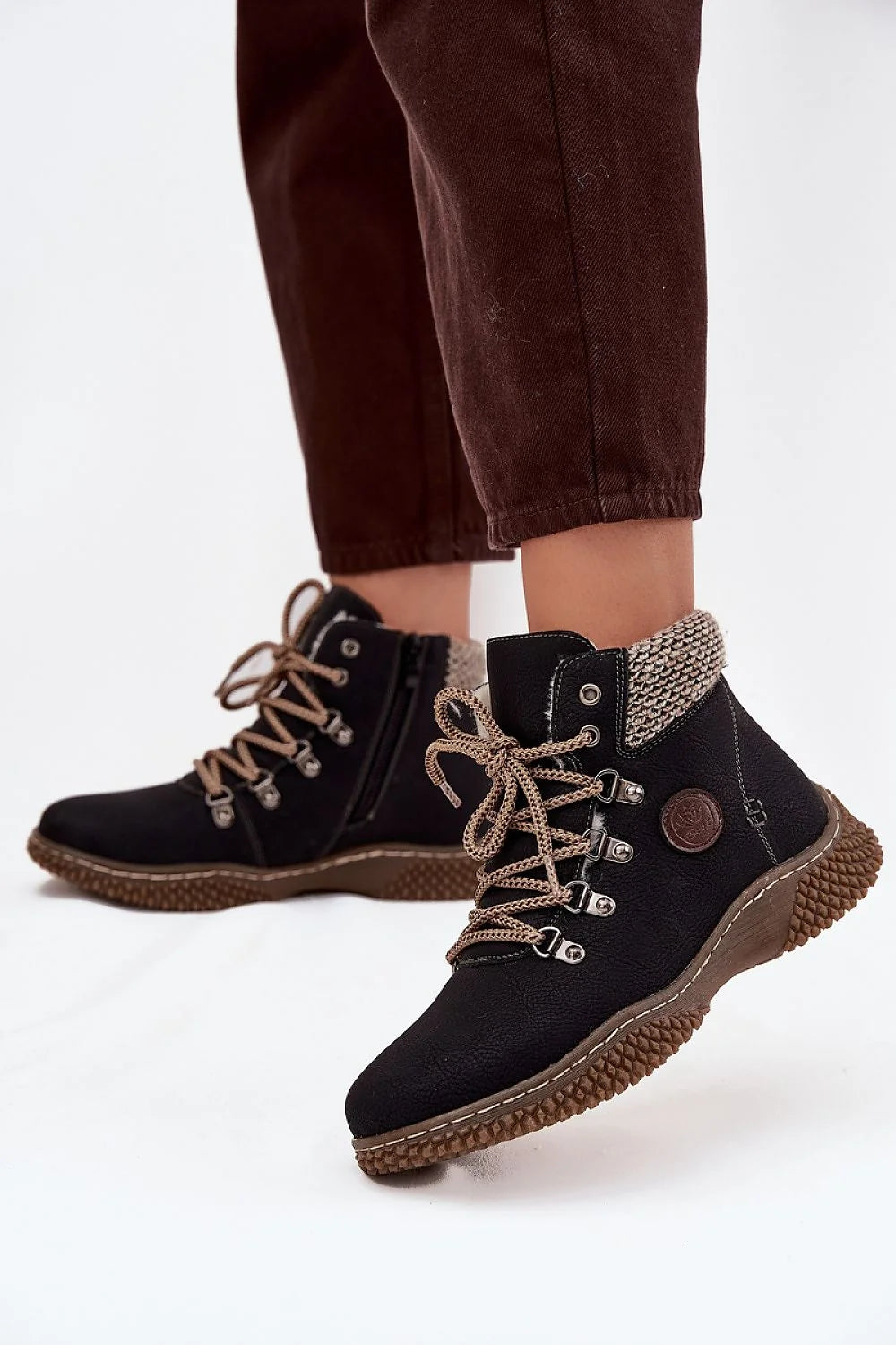 bottines femme montantes similicuir texturé doublure fourrure confort thermique lacets crochets métalliques fermeture éclair latérale semelle caoutchouc crantée antidérapante insigne