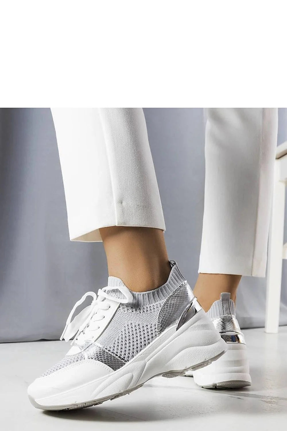 Baskets Solea pour femmes design moderne élégant mesh gris et blanc accents argentés lacet blanc semelle épaisse confortable urbain activités sportives