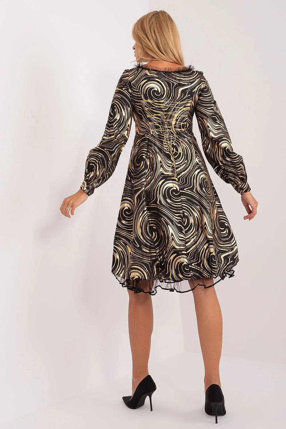 Robe de soirée élégante longueur midi manches longues détails dorés motifs tourbillonnants noire et or femme mode