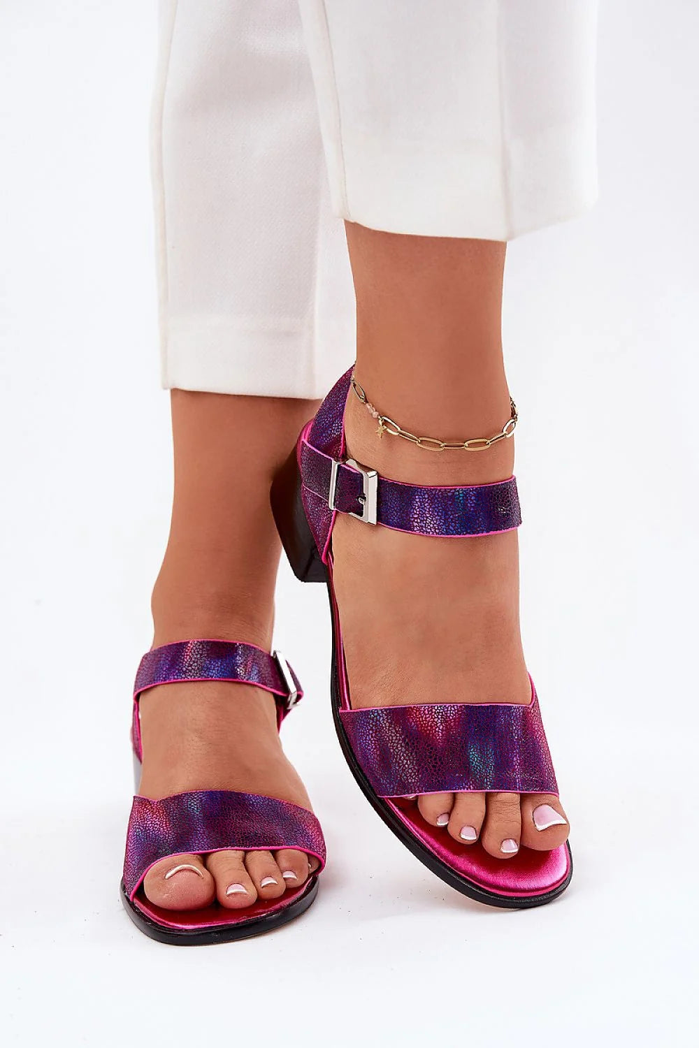 Sandales à talons carrés pour femmes, design épuré, cuir naturel, confort tout le jour, style élégant, occasionnels semi-formels, ajustement parfait, fermure à boucle métallique