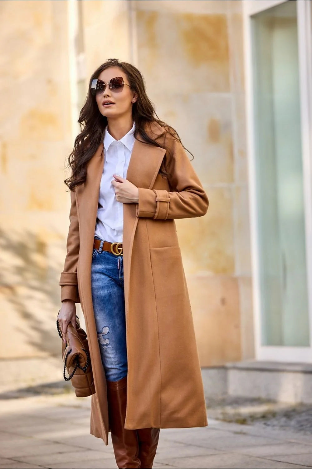 Manteau camel en laine classique pour femmes, long, ajusté, ceinture incluse, style intemporel, coupe élégante, poches latérales, matériau confortable, idéal pour l'automne/hiver, porté sur robe ou jeans, look sophistiqué décontracté