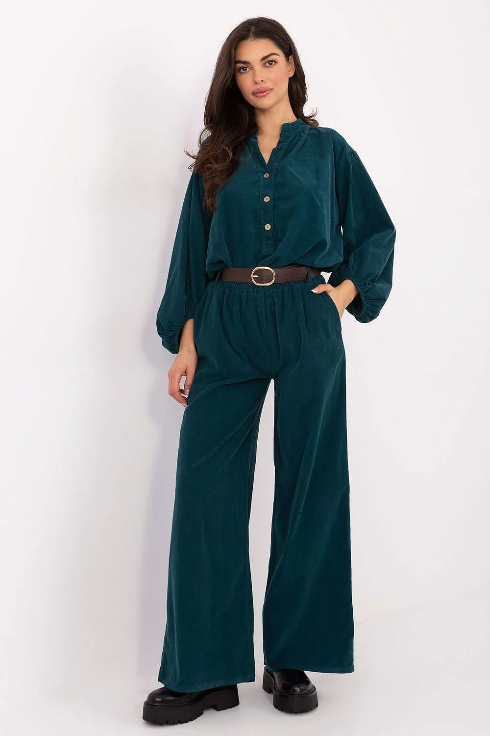 chemisier blouse oversize velours côtelé vert émeraude manches ballon poignets élastiqués col tunisien patte boutonnage boutons effet bois