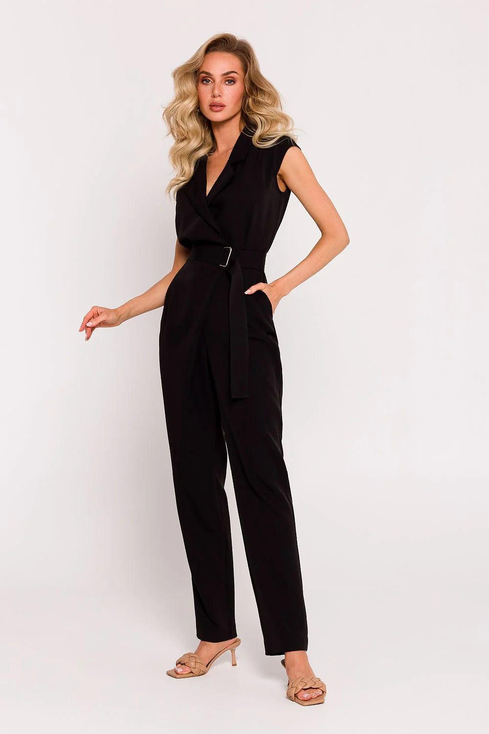 combinaison élégante moderne sans manches col V revers ceinture boucle métal taille haute tissu crêpe fluide noire pantalon jambe droite