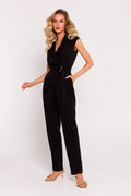 combinaison élégante moderne sans manches col V revers ceinture boucle métal taille haute tissu crêpe fluide noire pantalon jambe droite