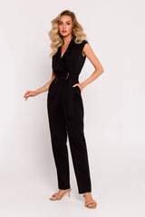 combinaison élégante moderne sans manches col V revers ceinture boucle métal taille haute tissu crêpe fluide noire pantalon jambe droite