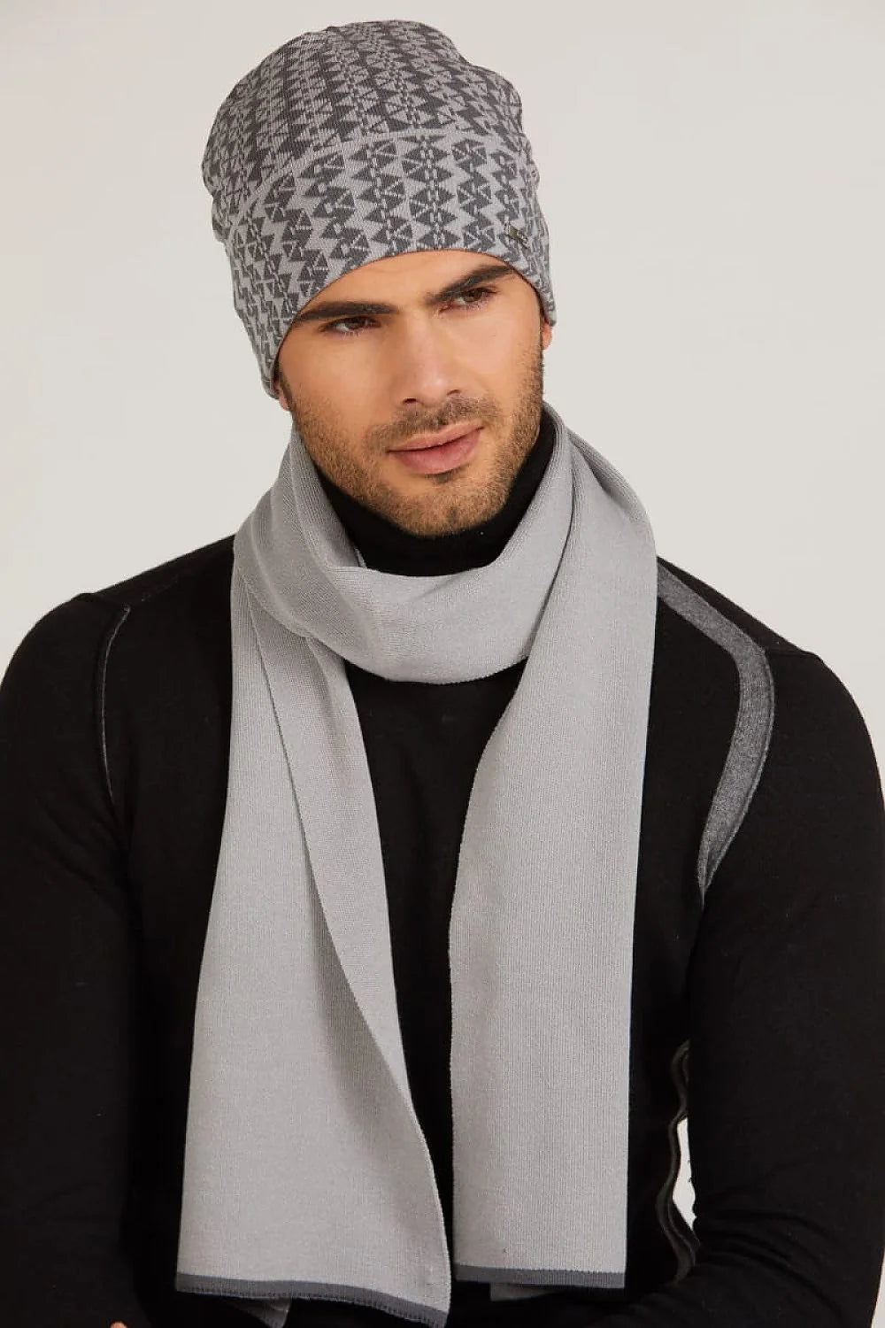 Bonnet Kamea en viscose soyeuse pour femme, style élégant, motif bicolor, revers original, accessoire mode, look sophistiqué, écharpe assortie