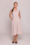 Robe de cocktail élégante beige sans manches col à revers tissu lisse taille cintrée longueur midi occasions spéciales femmes