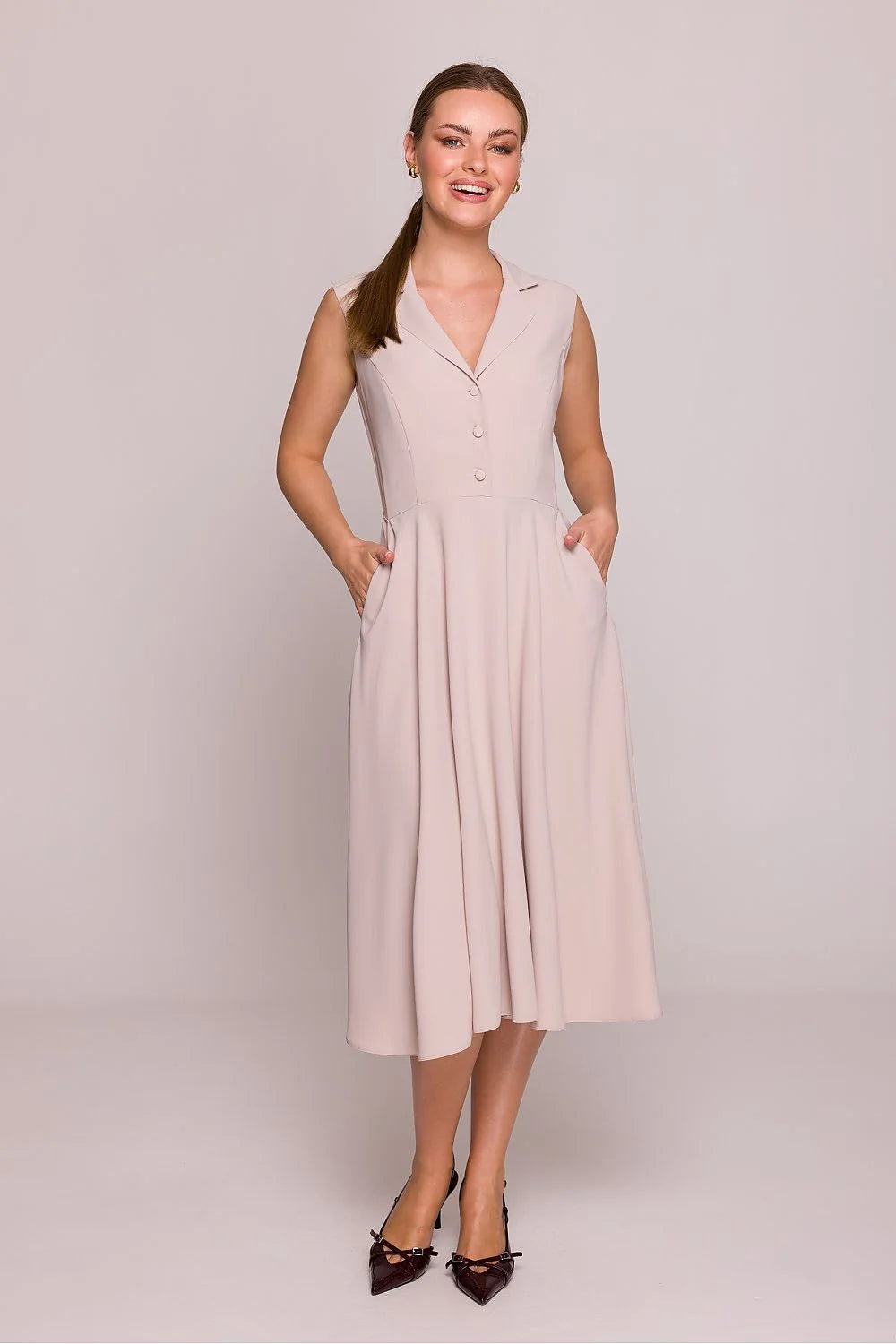 Robe de cocktail élégante beige sans manches col à revers tissu lisse taille cintrée longueur midi occasions spéciales femmes