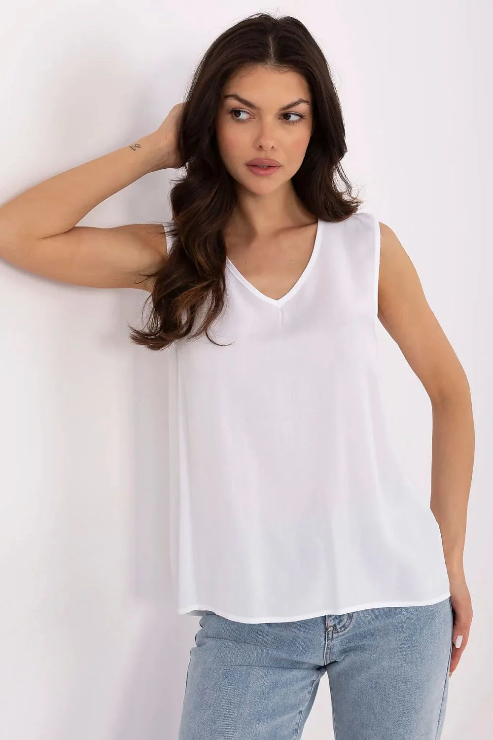 Sublevel chemisier sans manches col V fluide blanc viscose léger aéré semi transparent évasé ourlet arrondi minimaliste casual chic polyvalent