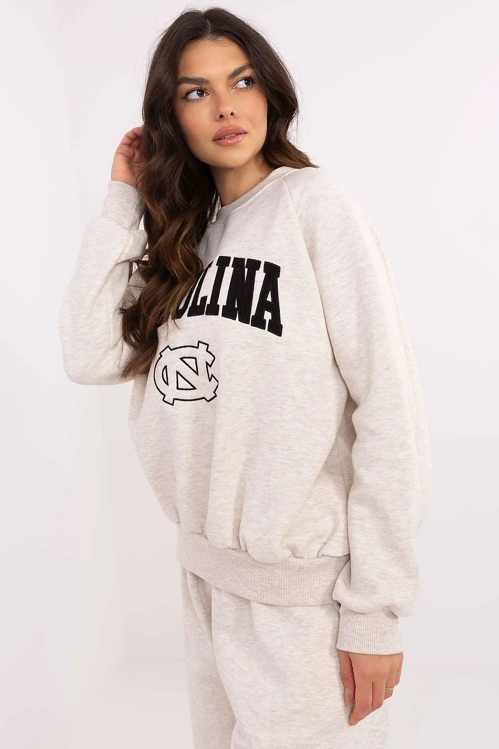 Sweatshirt Carolina pour femme en coton mélangé gris clair style casual épaules tombantes manches longues finitions côtelées look moderne inspiration universitaire