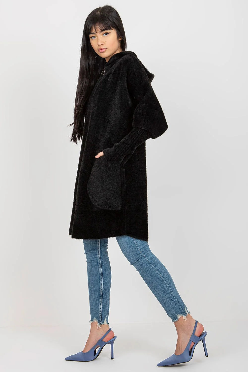 Manteau pour femme en peluche douillet chic couleur noire coupe longue manches longues capuche poches latérales zippé élégant