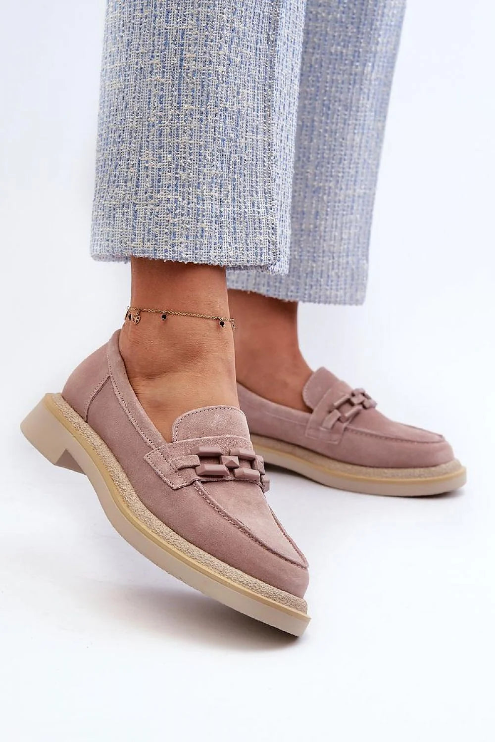Moccasins pour femmes élégance intemporelle daim naturel talons plats style moderne confort optimal occasions multiples