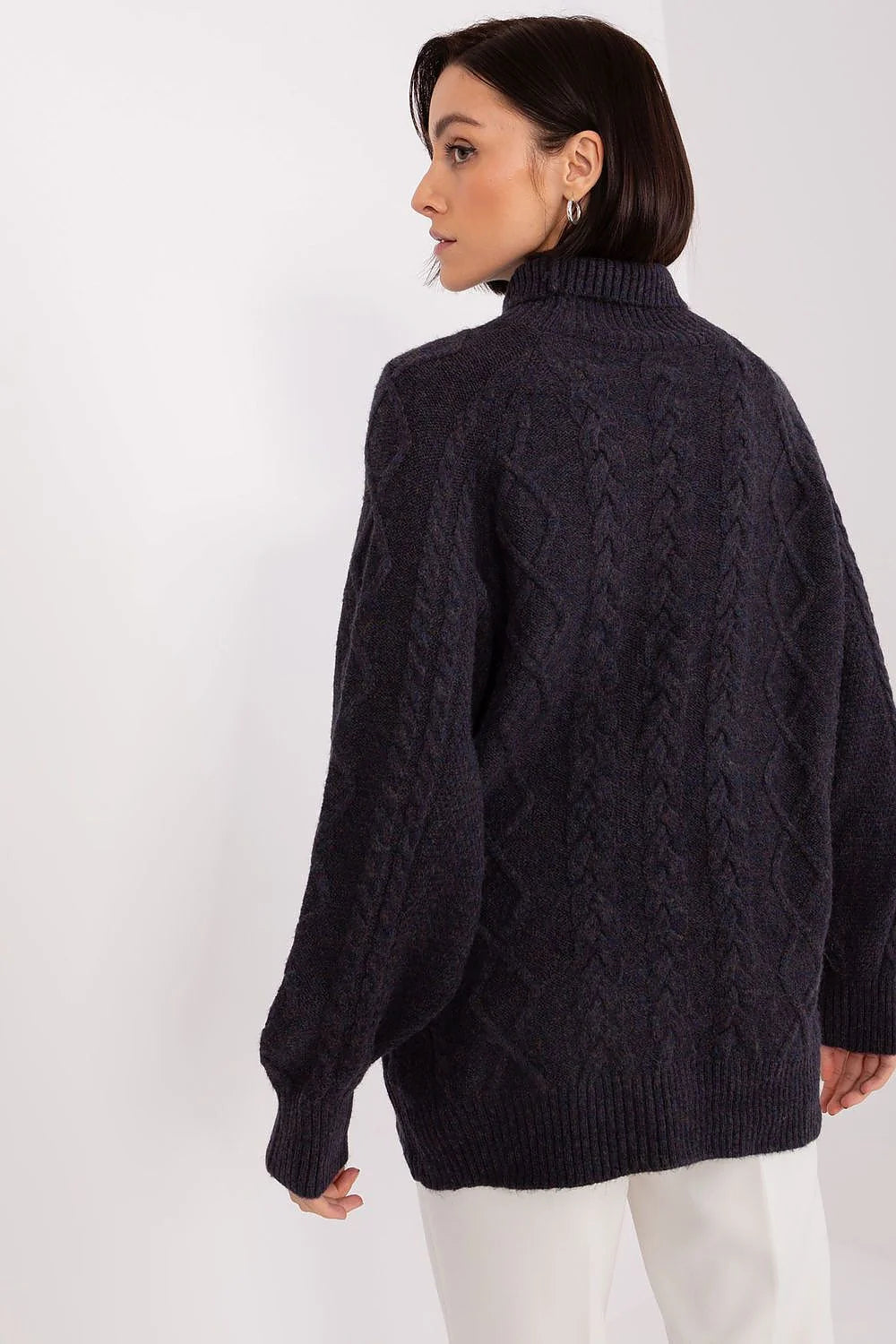 pull col roulé torsadé losange tricot oversize bleu marine maille épaisse manches bouffantes côtelées doux chaud confortable laine cachemire intemporel