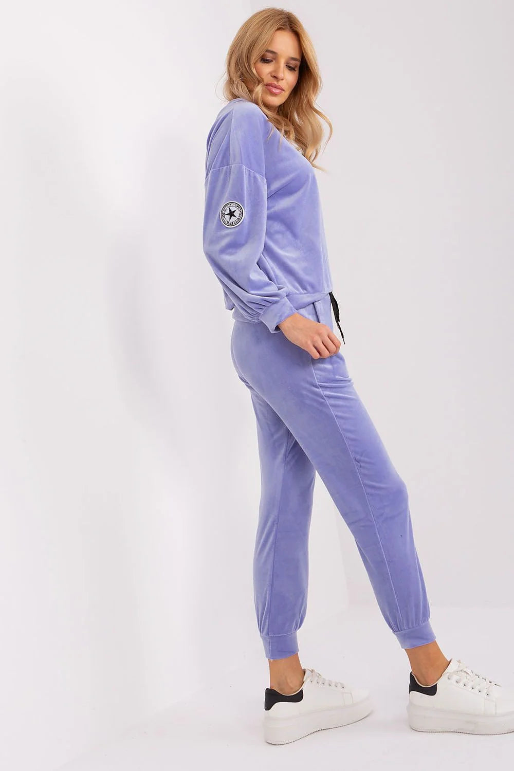 Ensemble Italy Moda pour femmes en velours doux bleu lavande, style élégant et moderne, coordonné haut et pantalon, coupe ample et ajustée