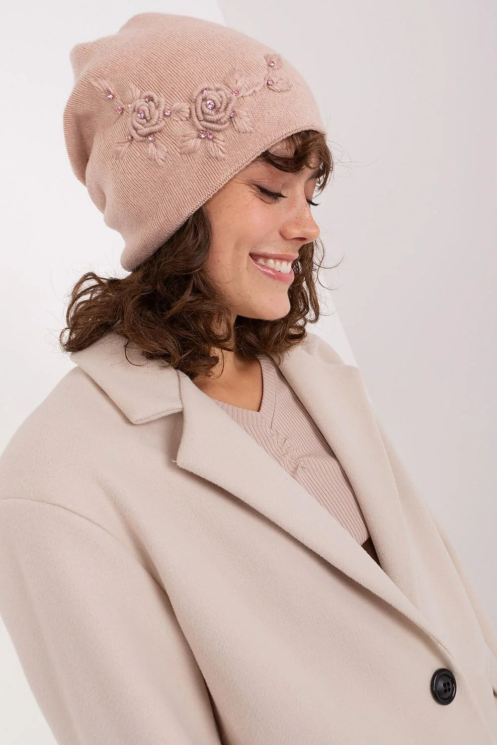 Bonnet d'hiver en tricot lisse pour femme, design floral brodé, acrylique coton cachemire, beige rosé, style décontracté, coupe ample, finitions soignées, accessoire mode hiver
