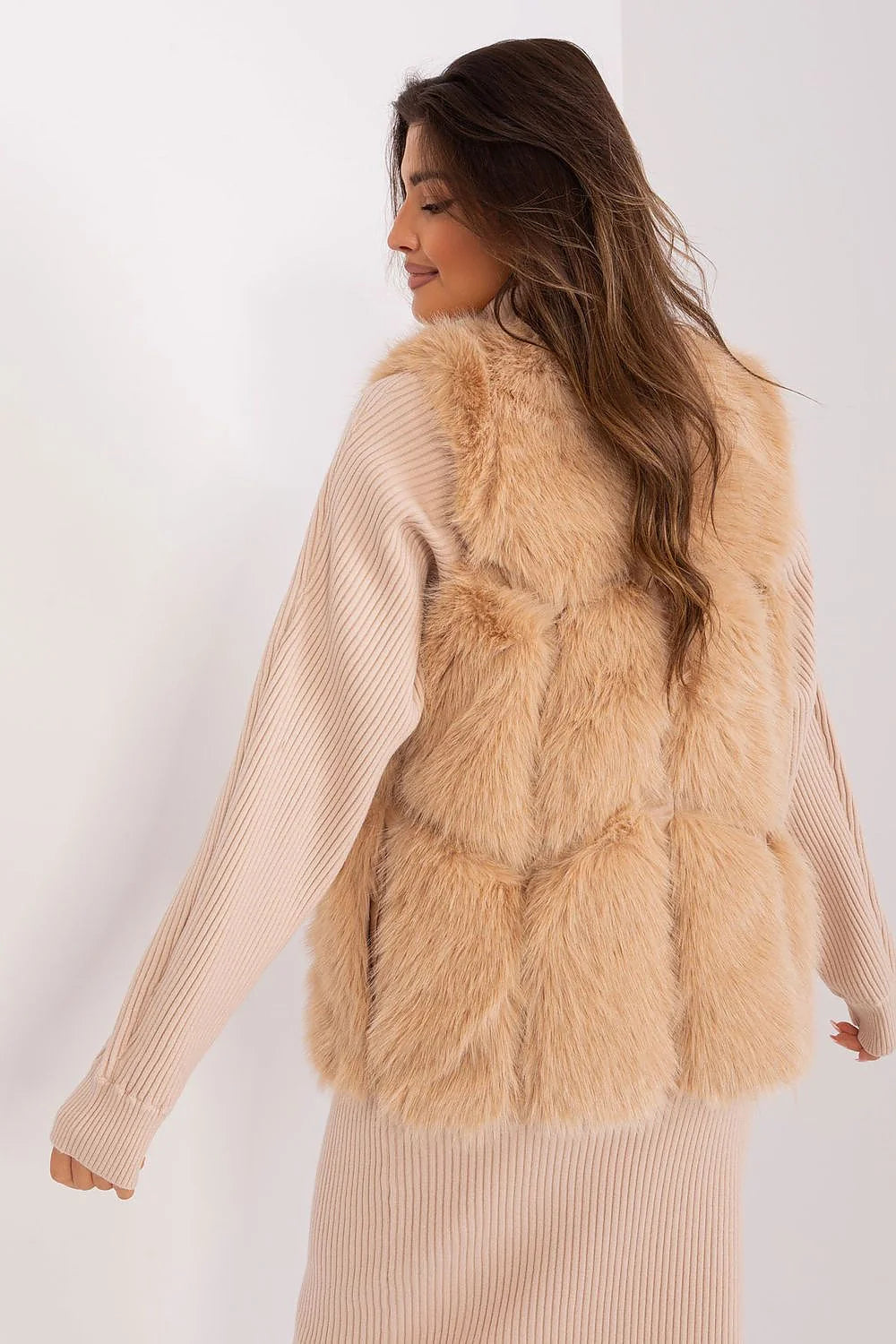 Gilet sans manches fausse fourrure beige robe pull côtelée femme tenue élégante automne hiver printemps