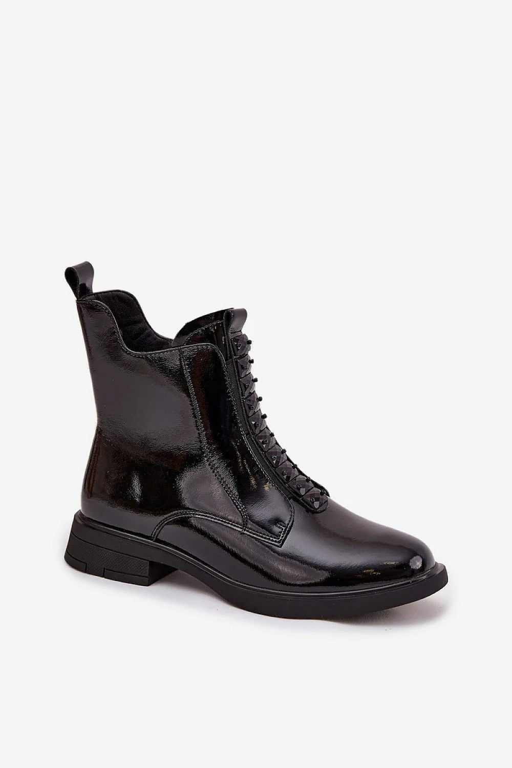 bottines femme cuir verni noir biker chic cheville talon bloc bas semelle épaisse caoutchouc fermeture éclair latérale clous pyramidaux brillant