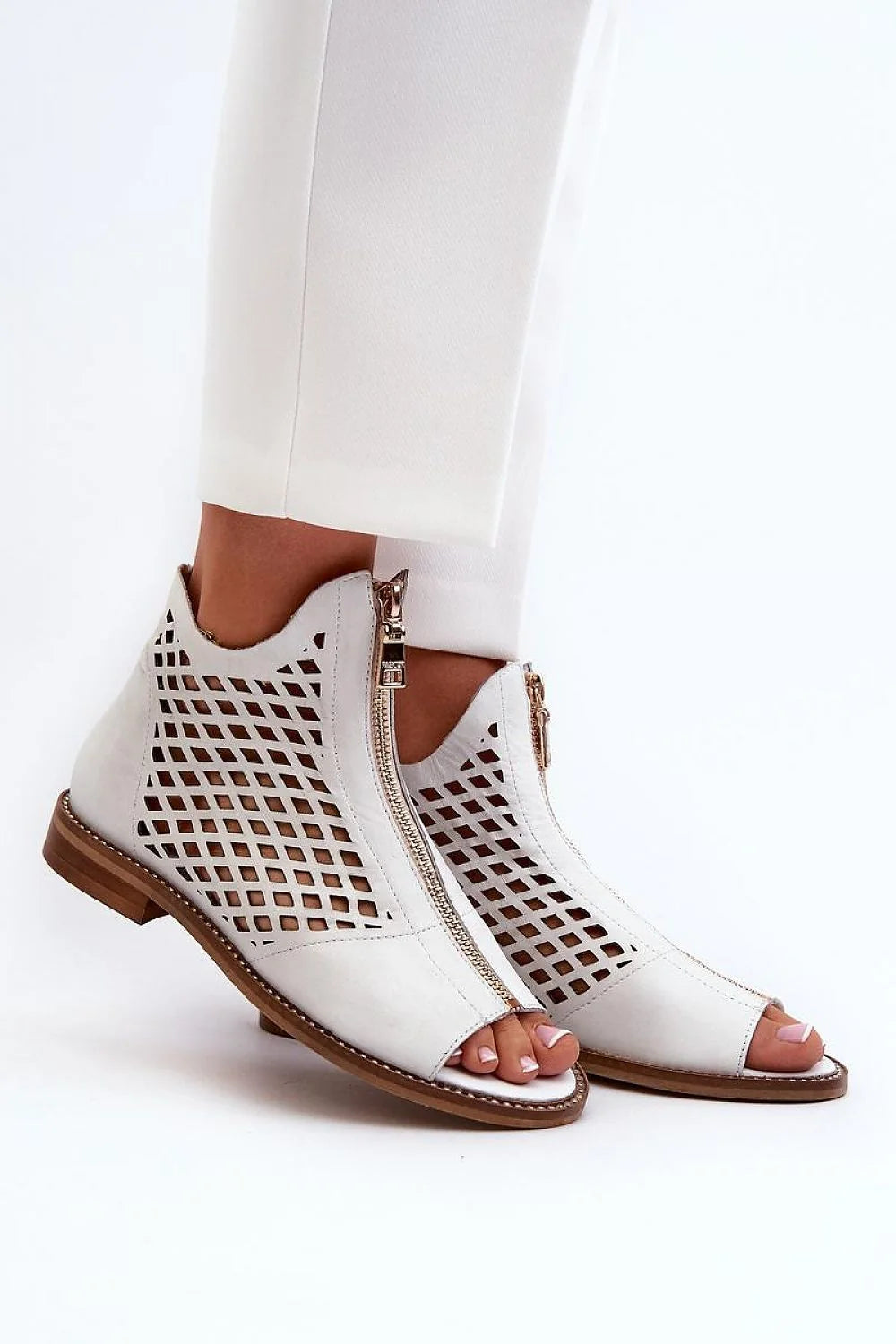 sandales femmes cuir naturel blanc cassé ouvertes empeigne ajourée quadrillée découpe laser fermeture éclair latérale métal argenté semelle bois plate