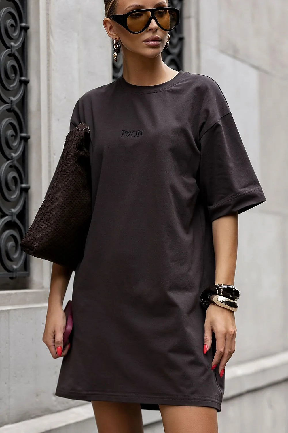 robe tshirt oversize mini marron foncé jersey coton doux respirant broderie minimaliste tonale coupe droite manches tombantes col rond