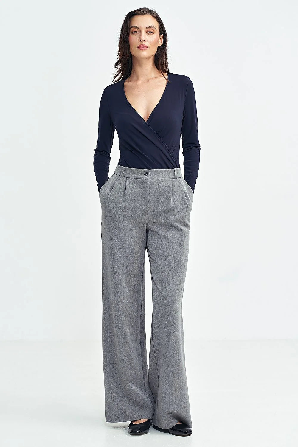 Pantalon long élégant pour femme style large leg en mélange laine polyester design sophistiqué plis devant taille haute bouton central couleur gris clair