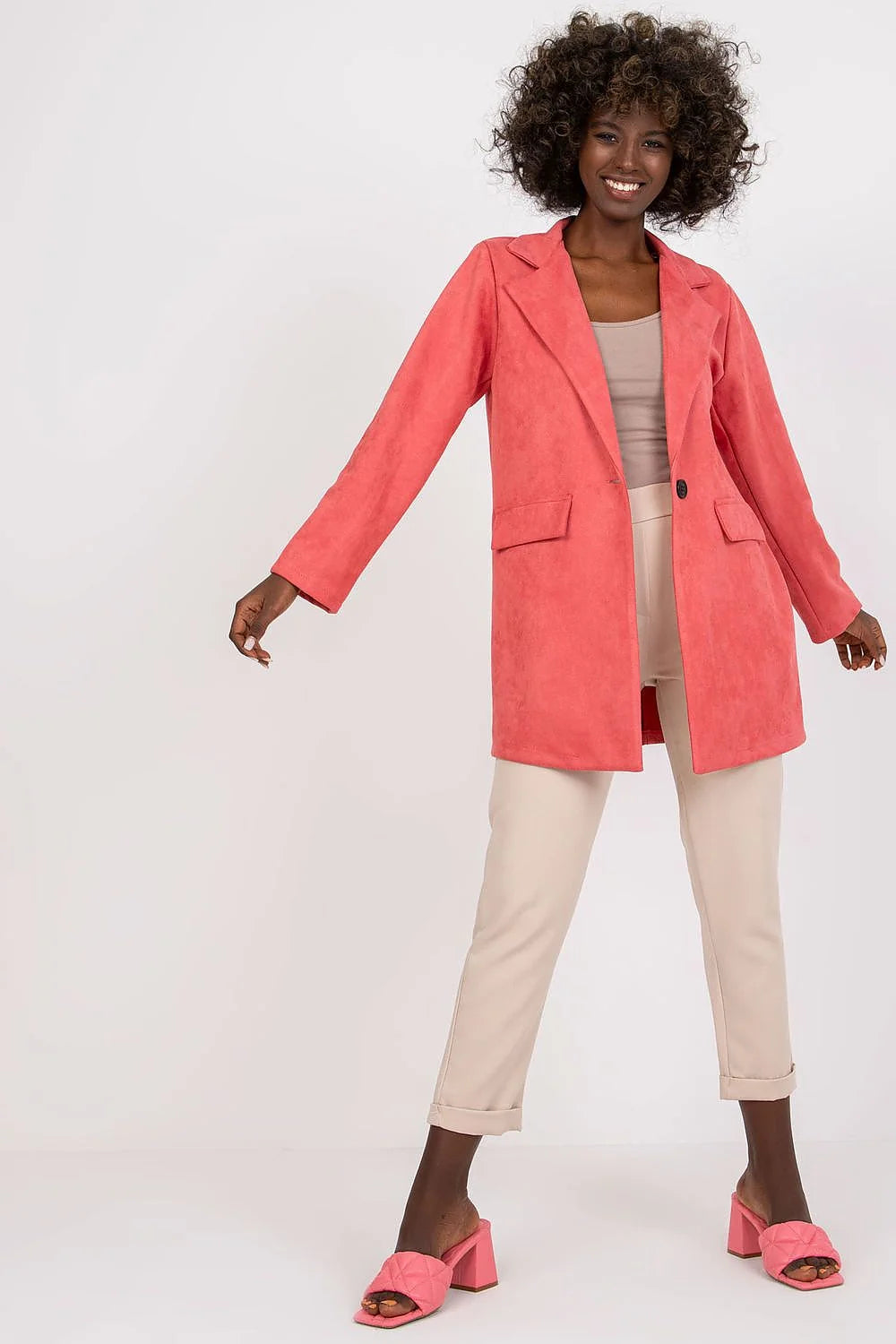 Veste pour femme moderne en imitation daim couleur pêche, style épuré, coupe droite, idéale pour toutes occasions, polyester et élasthanne, manches longues, poches à rabat, fermeture à glissière, look élégant et confortable
