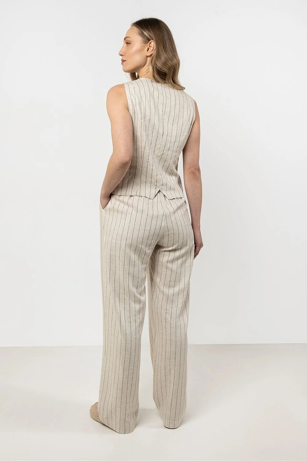 Pantalon et gilet coordonnés femme en lin rayures beige marron clair style chic décontracté coupe ajustée large confort respirable occasion semi-formelle
