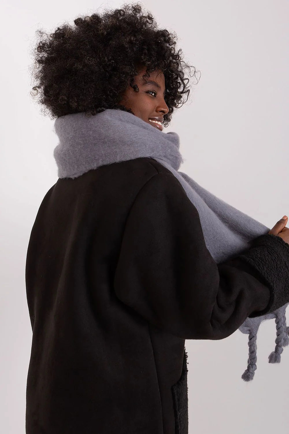 Écharpe et manteau d'hiver pour femme longue enveloppante coupé classique look intemporel franges torsadées imitation shearling noir et gris