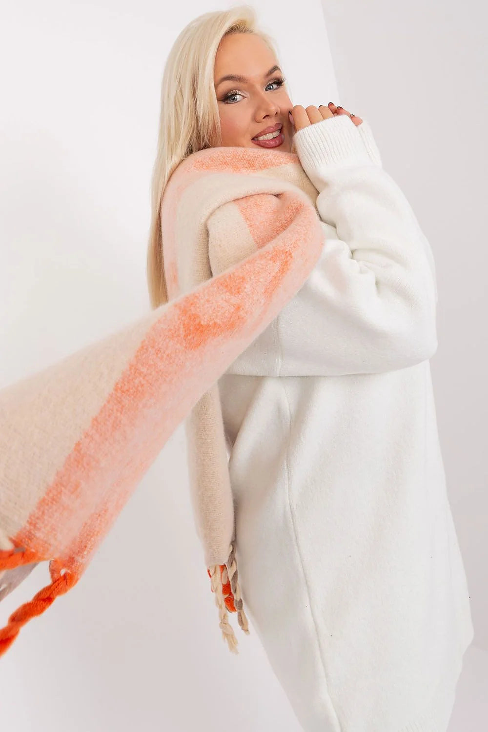 Pull ample élégant pour femme en laine douce couleur blanc écharpe motif beige orange franges tressées