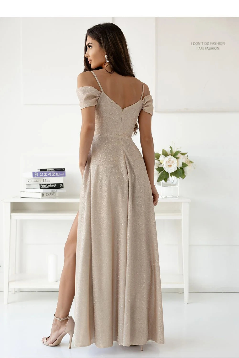 Robe longue élégante pour femme avec décolleté croisé, manches tombantes et coupe cintrée à la taille