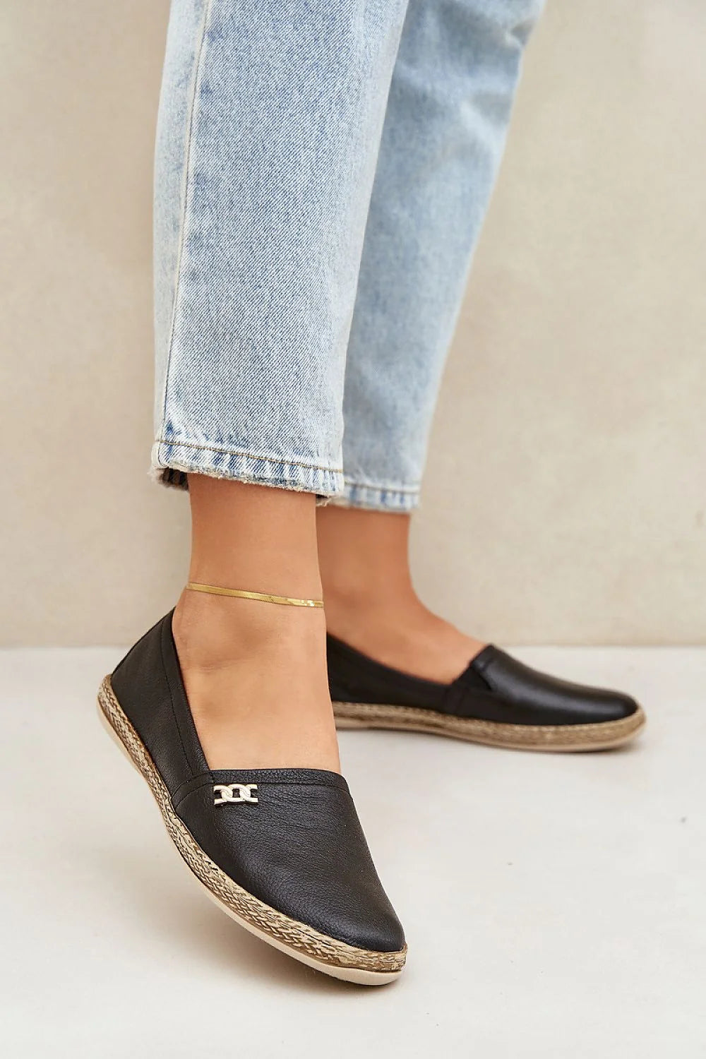 espadrille cuir noir femme élégante confortable plateau corde tressée plateforme semelle naturelle détail doré minimaliste sophistiquée ajustée