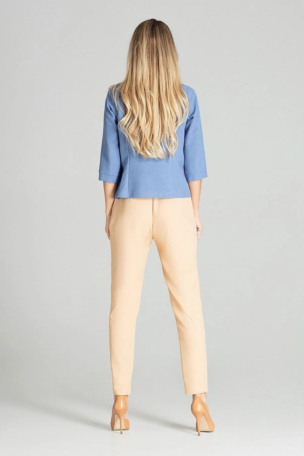 Ensemble chic chemisier coton manches trois-quarts boutons dorés pantalon beige taille haute moderne élégant