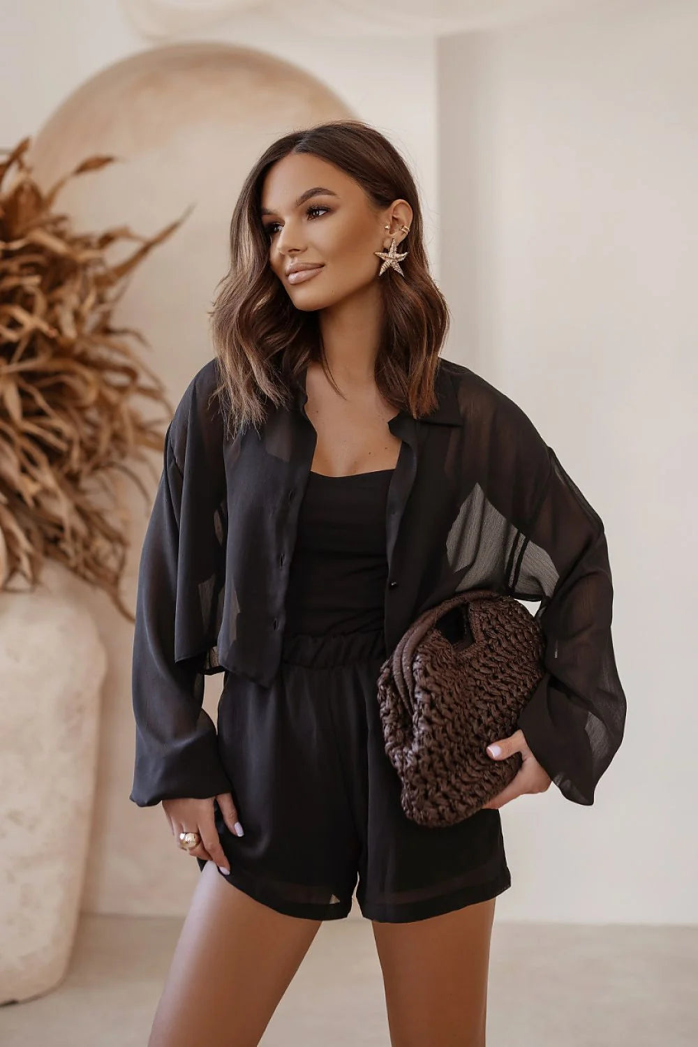 Ensemble féminin élégant chemise longues manches short élastique noir tissu léger coupe ample confortable accessoires inclus femme mode