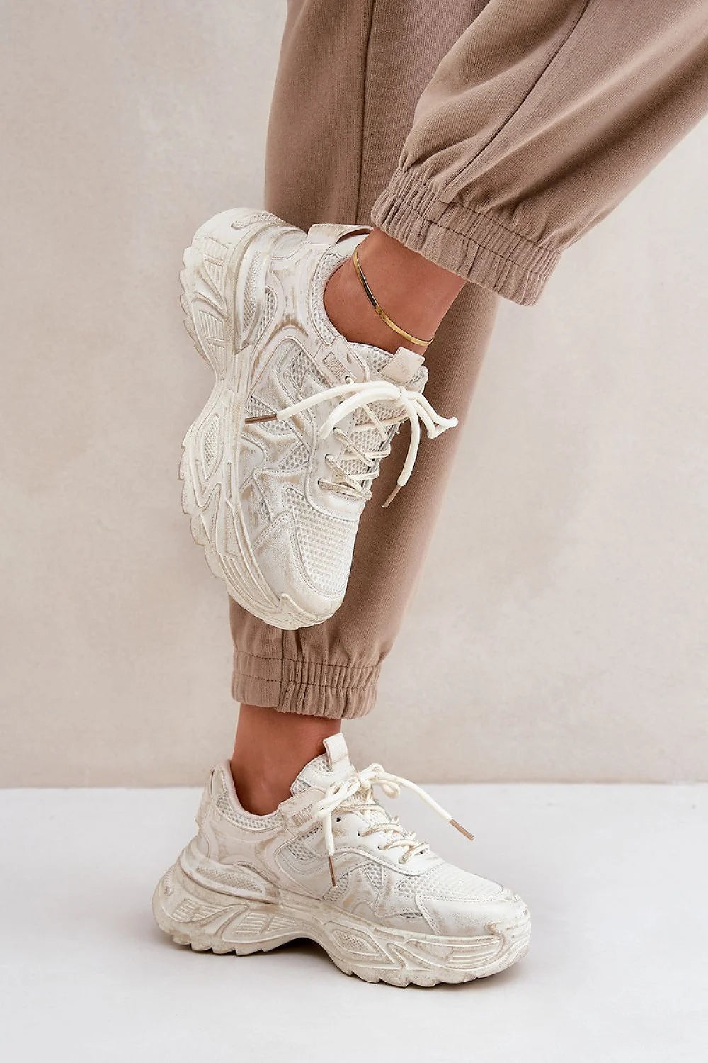 Chaussures de sport pour femmes en simili cuir, style moderne, couleur crème, confort optimal, parfaites pour les tenues décontractées