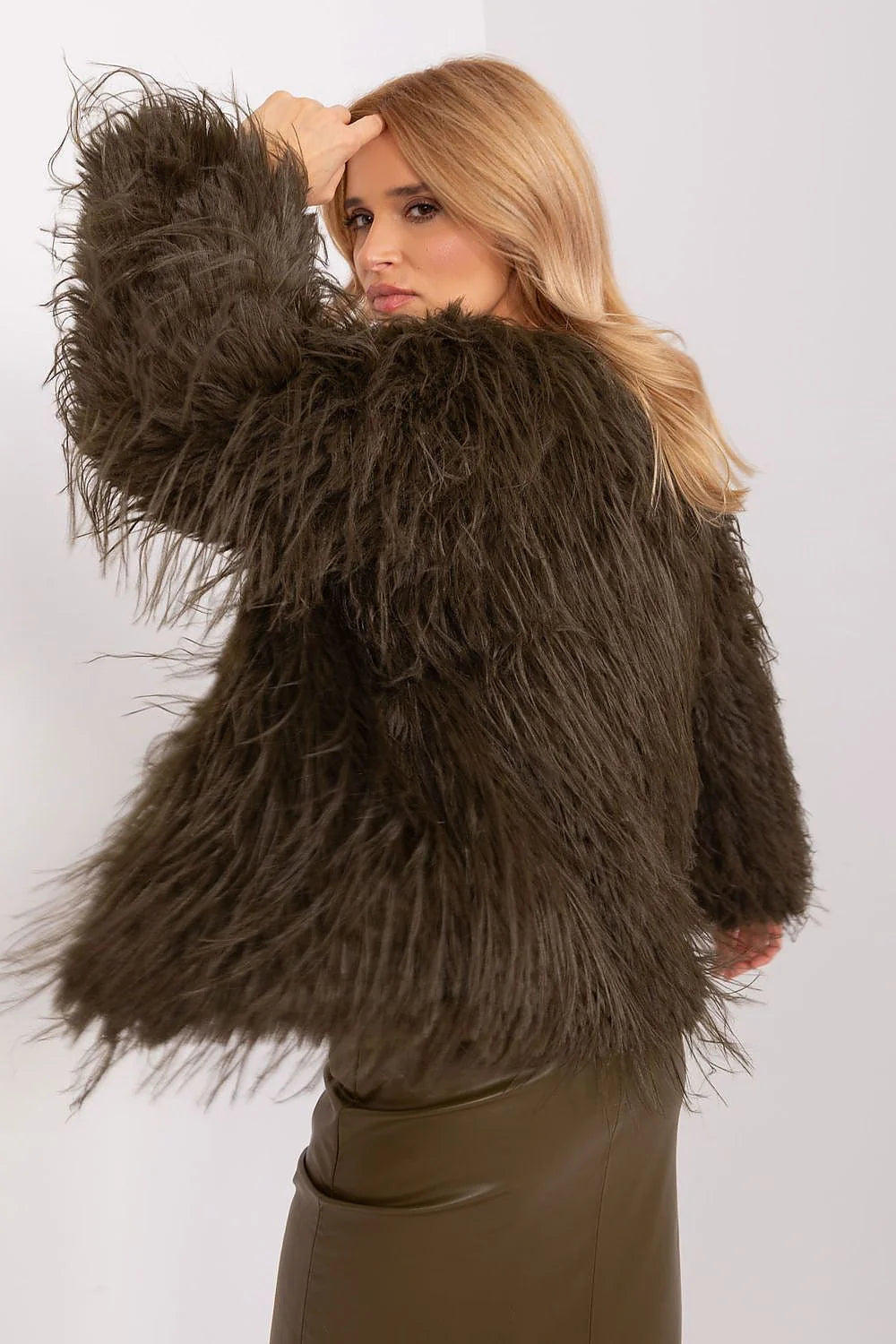 Veste en fausse fourrure pour femmes, design luxueux, moderne, couleur marron foncé, coupe ample, manches évasées, finitions soignées, style intemporel, occasions habillées ou décontractées
