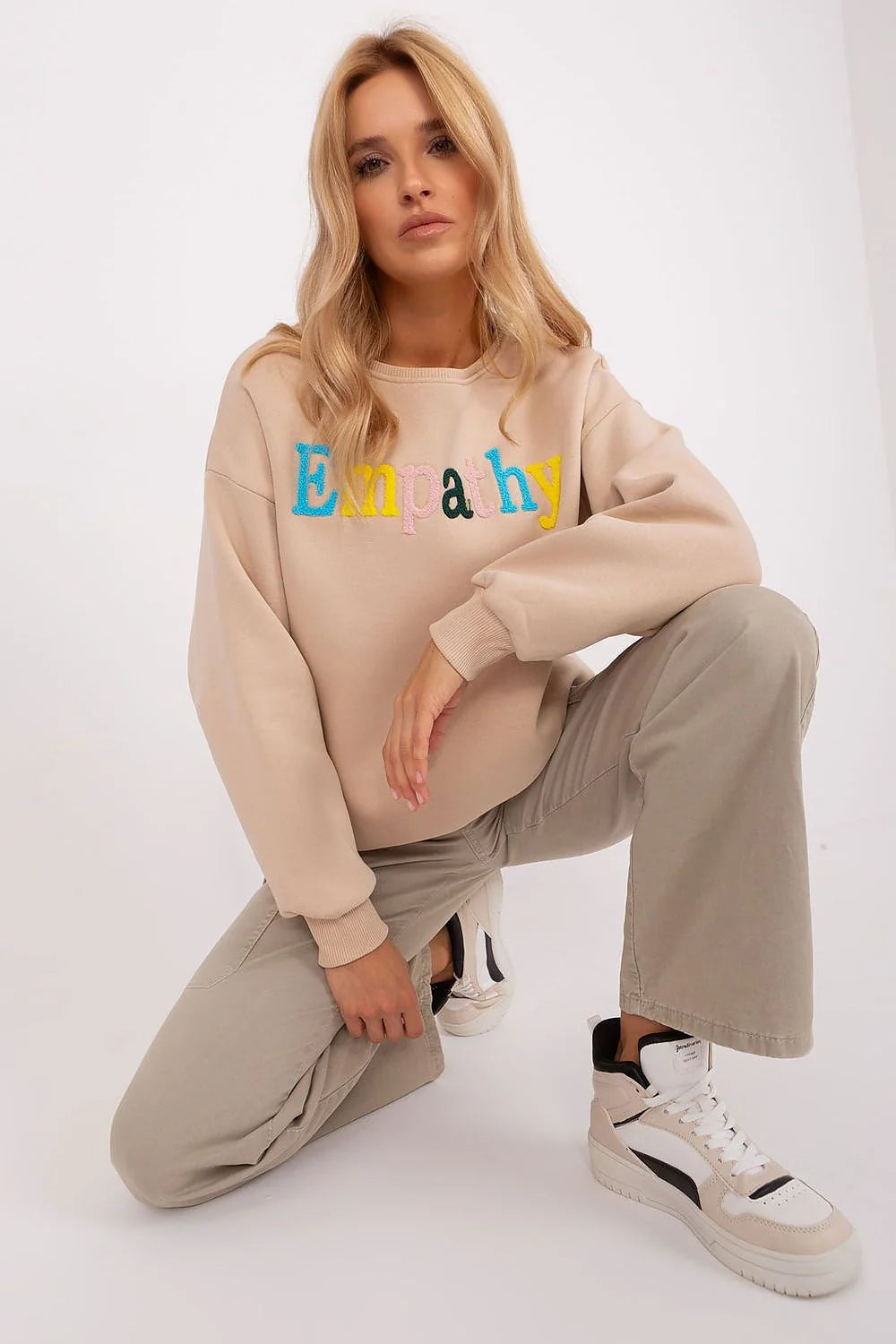 Sweatshirt femme moderne casual oversize beige molleton doux manches longues épaules tombantes col rond poignets côtelés broderie chenille multicolore Empathy