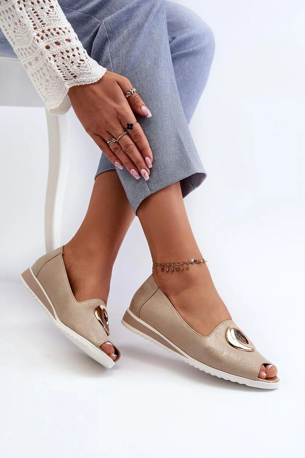 Sandales femmes modernes élégantes ouvertes couleur beige doré détails métalliques cuir synthétique confortable été 2023
